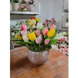 14 szál tulipán vegyesen barna kaspóban hóvirággal