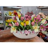 Fehér tavaszváró fehér csónakkaspóban, tulipánokkal, nárciszokkal, gyönyvirággal, díszpipaccsal