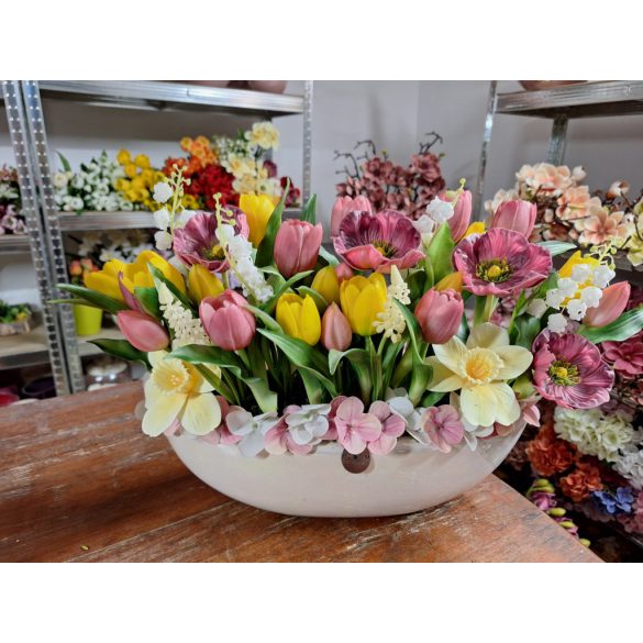 Fehér tavaszváró fehér csónakkaspóban, tulipánokkal, nárciszokkal, gyönyvirággal, díszpipaccsal