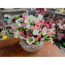 Barna ufó kaspóban tulipános összeültetés
