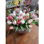 Barna magasfényű konyak formájú kaspóban 28 szál tulipán vegyesen