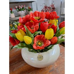 Piros pipacsos dekoráció sárga és piros tulipánnal