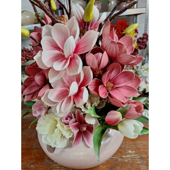 Körbe virágos magnólia dekoráció tulipánnal és hortenziával