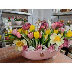   Pink tavaszváró tulipánokkal, nárciszokkal és díszpipacs