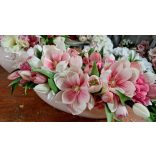 Magnólia csónakdekoráció tulipánokkal díszítve