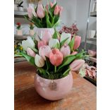 Tulipán dekoráció pink kaspóban 14 szál vegyes színű tulipánból