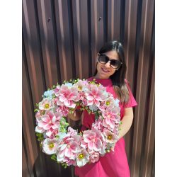 45 cm zöld alapra készült fehér-pink ajtódísz