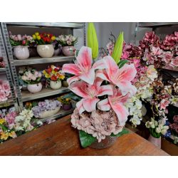 Fehér-pink liliom, hortenziával, ezüst tálkában 