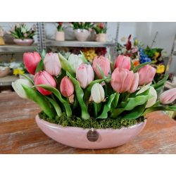 Pink tulipánok csónakkaspóban