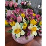Pink konyak kaspóban tulipán, nárcisz és füzike dekorációja